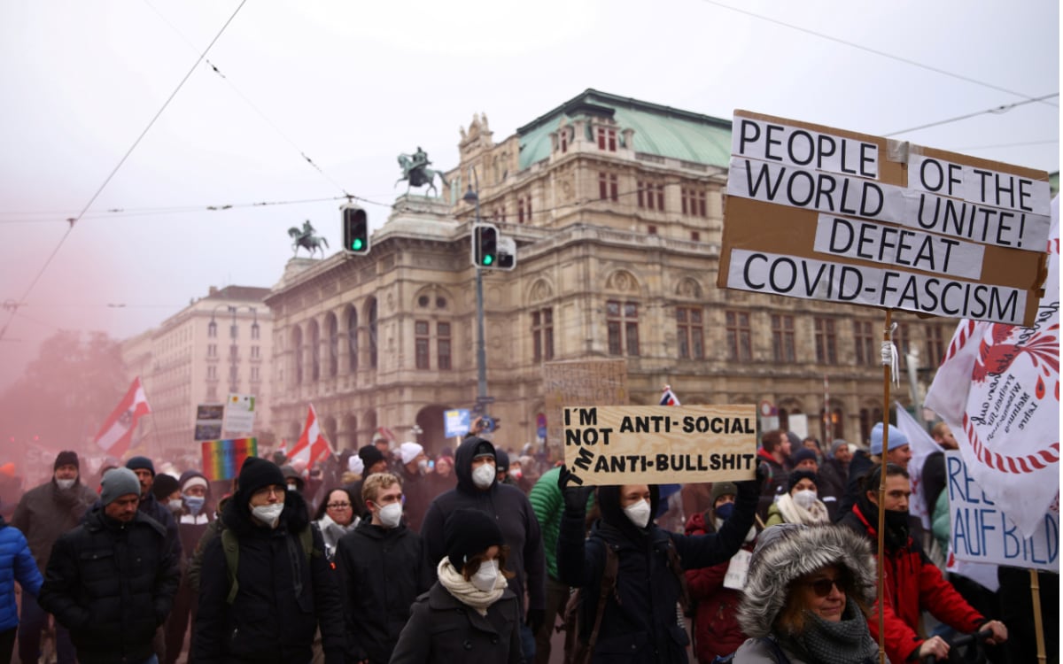 Decenas de miles marchan contra restricciones por Covid en Europa
