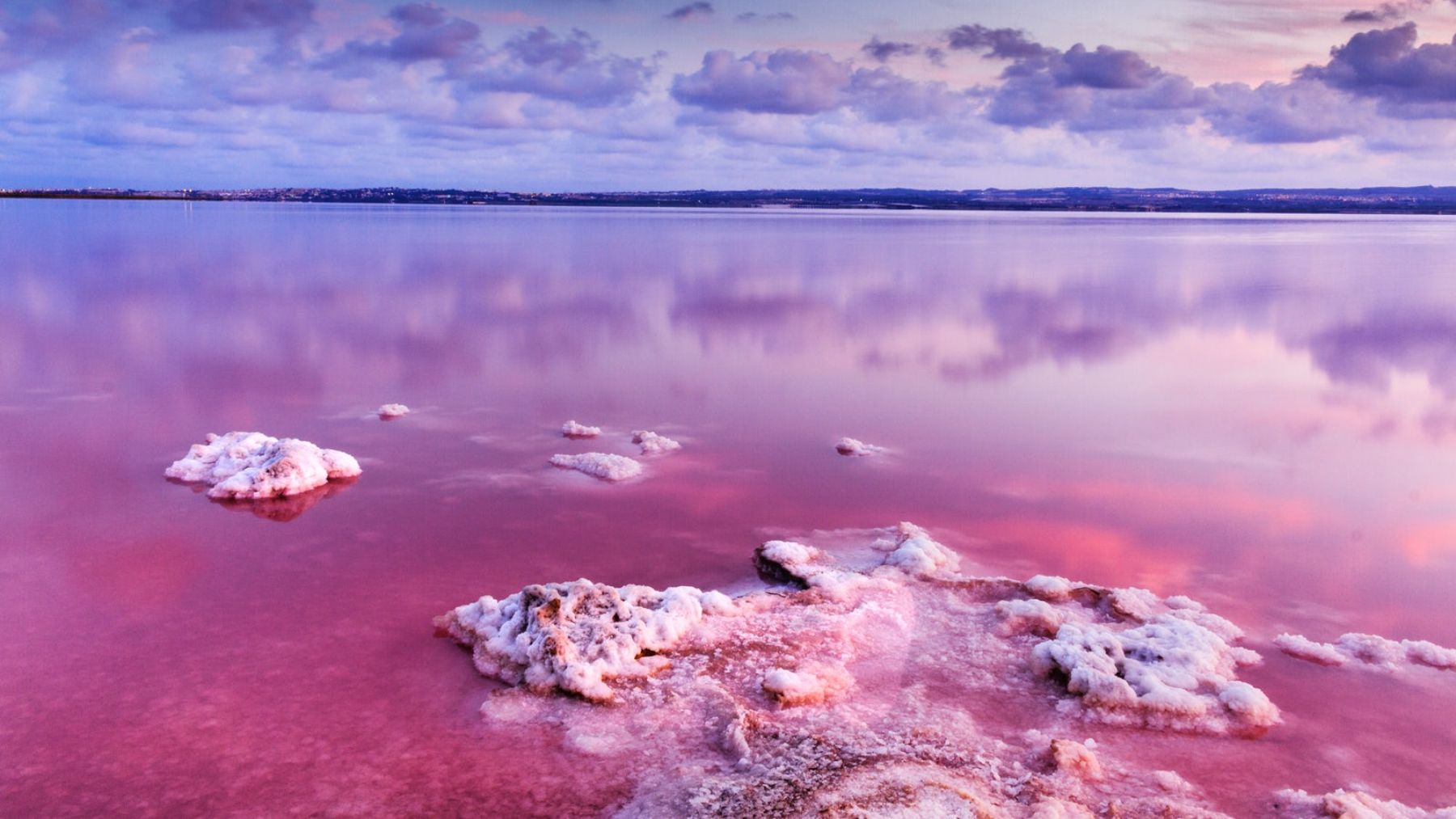 Descubre el impresionante lago rosa que se encuentra en España