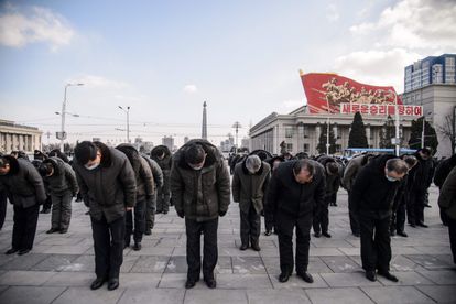 Ciudadanos norcoreanos se inclinan durante tres minutos de silencio ante los retratos de Kim Il Sung y Kim Jong Il en el décimo aniversario de la muerte de Kim Jong Il este viernes en Pyongyang