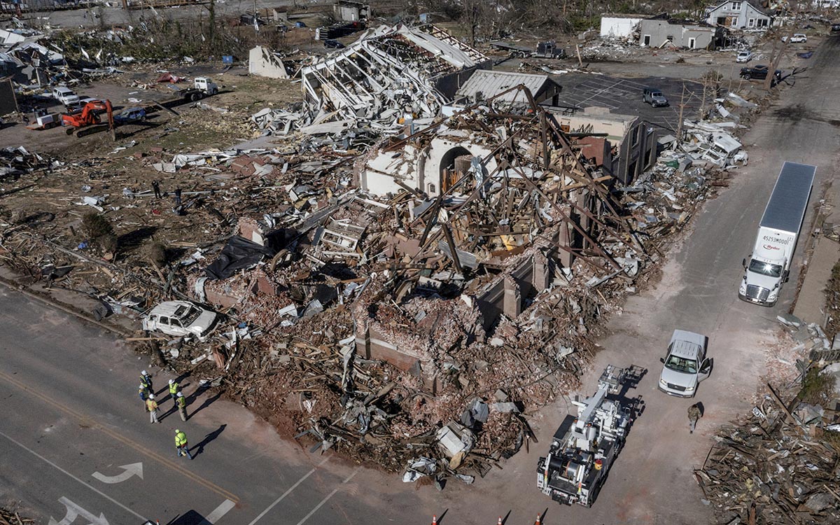 EU: Gobernador de Kentucky asegura que algunos pueblos 'desaparecieron' por el paso de los tornados