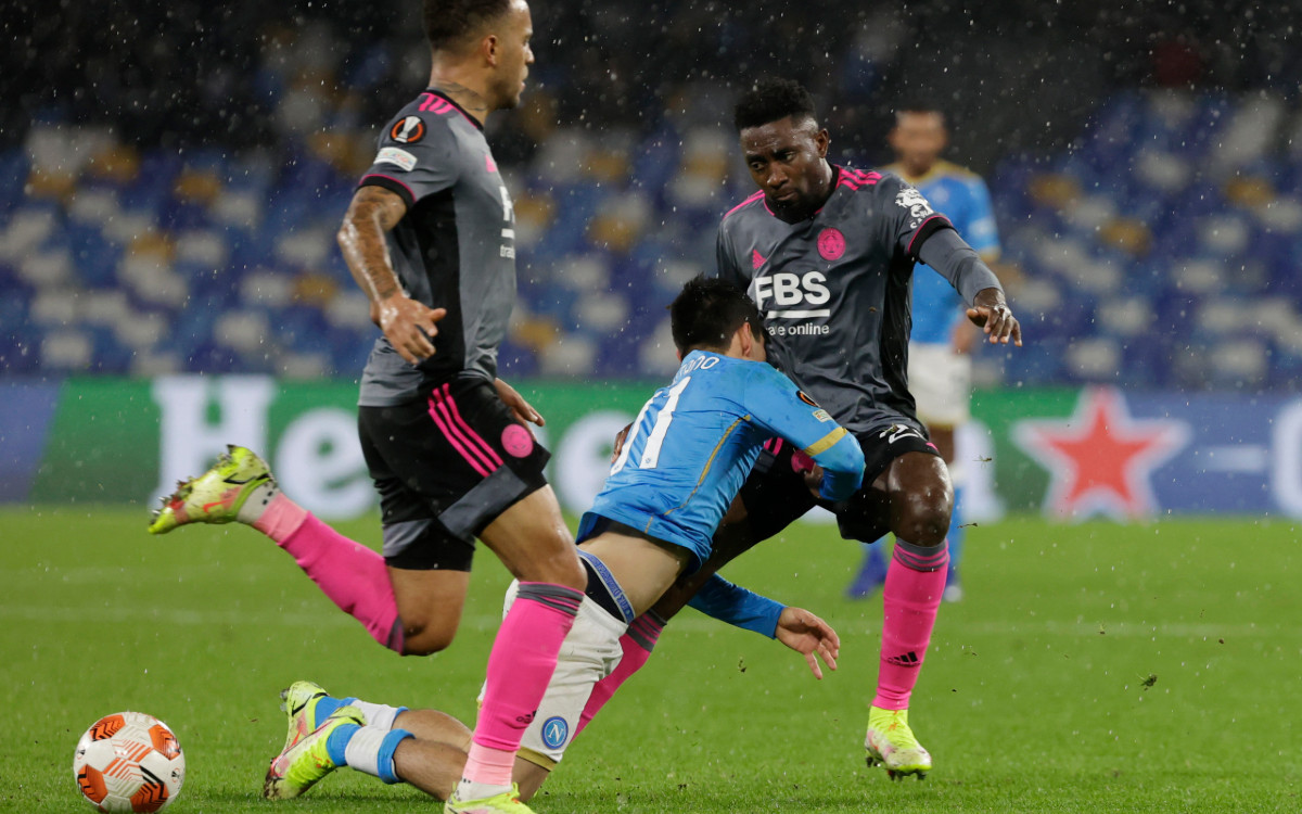 ‘El Chucky’ Lozano sufrió fuerte lesión y salió en camilla del juego Napoli contra Leicester