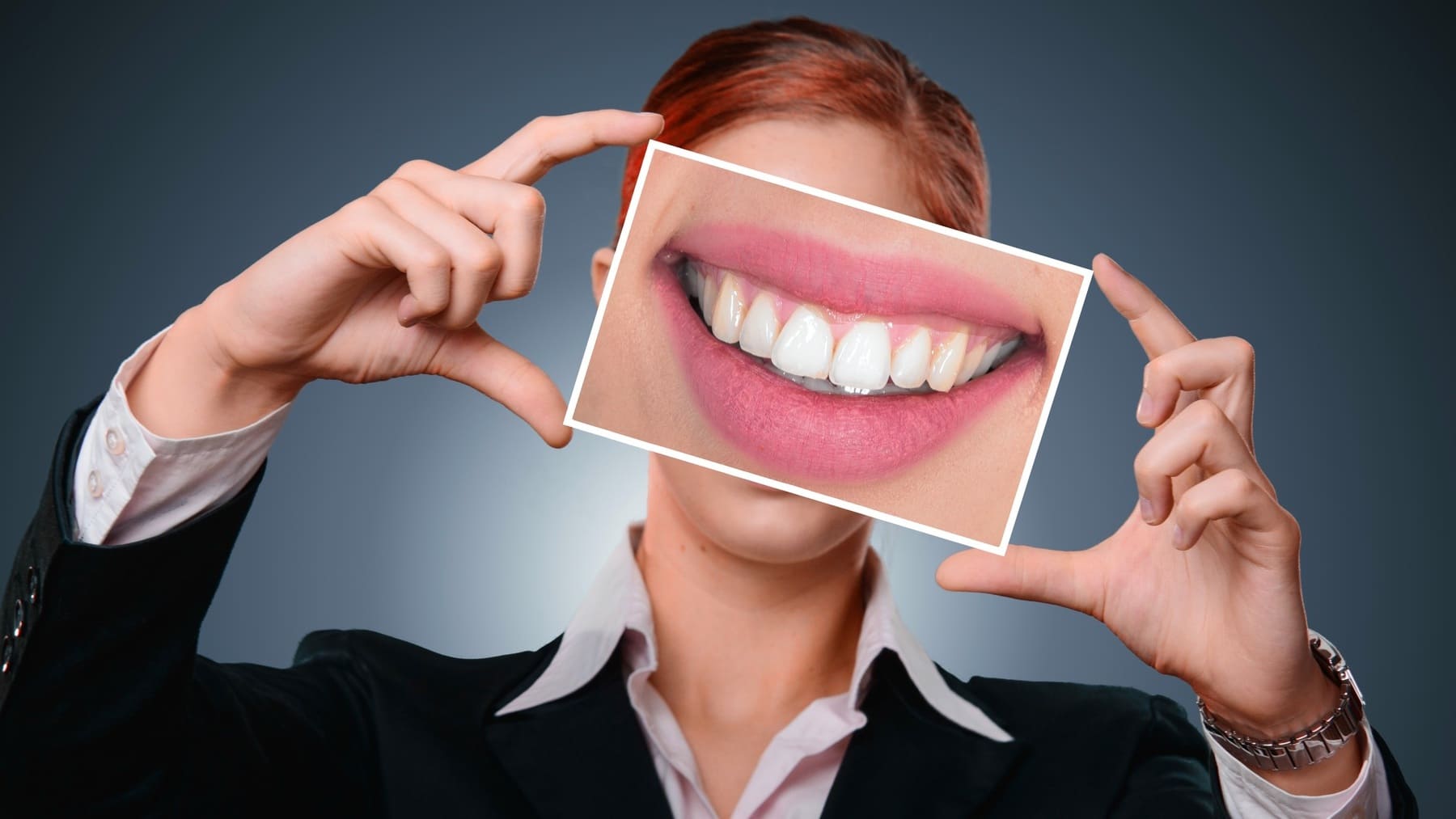 El Consejo General de Dentistas advierte de los peligros de blanquearse los dientes con un producto de limpieza