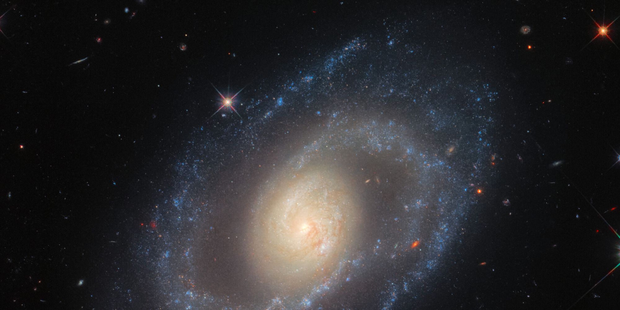El Hubble observa una galaxia a millones de años luz de distancia en una nueva y sorprendente foto