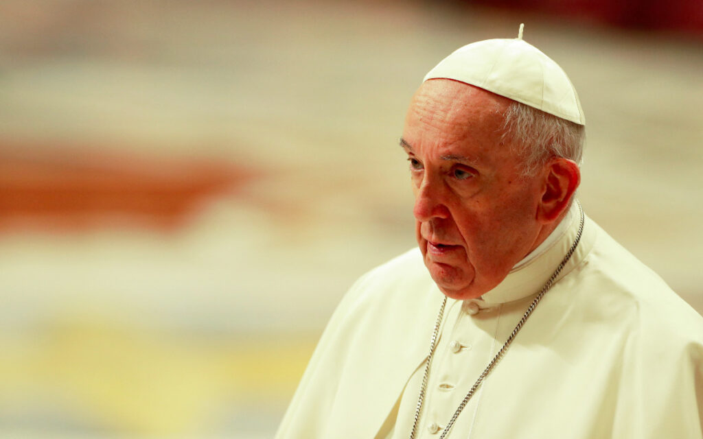El Papa asiste al servicio de fin de año, pero no lo lidera como se esperaba