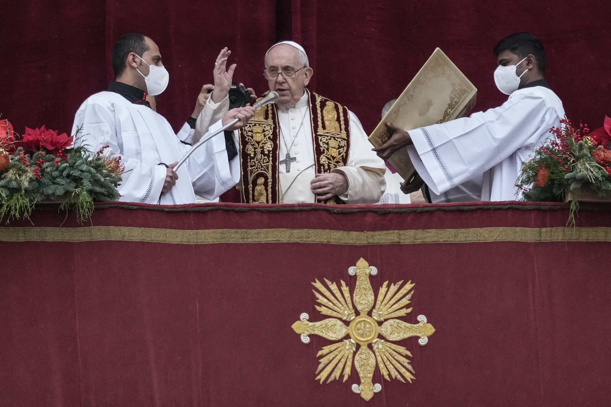El Papa lamenta en su mensaje de Navidad que “las tragedias se pasen por alto”