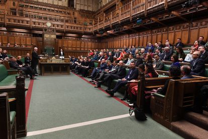 El presidente de la Cámara de los Comunes, Lindsay Hoyle, habla en la Cámara frente a decenas de parlamentarios en enero de 2020.