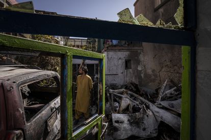 Un vecino inspecciona los daños en el patio de la casa de la familia Ahmadi, el 13 de septiembre en Kabul.