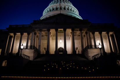 Demócratas y republicanos a las afueras del Capitolio guardan un minuto de silencio por los más de 800.000 estadounidenses muertos por la covid.