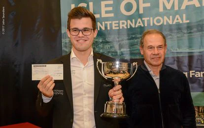 Carlsen recibe el primer premio del torneo Chess.com Isla de Man del mecenas Isai Scheinberg, el 1 de octubre de 2017