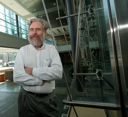 El pionero de la secuenciación humana, George Church, quiere darle el poder de vender su ADN en la cadena de bloques