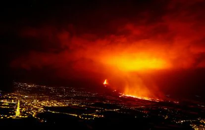 El volcán Cumbre Vieja continúa en erupción visto desde el mirador de El Time.