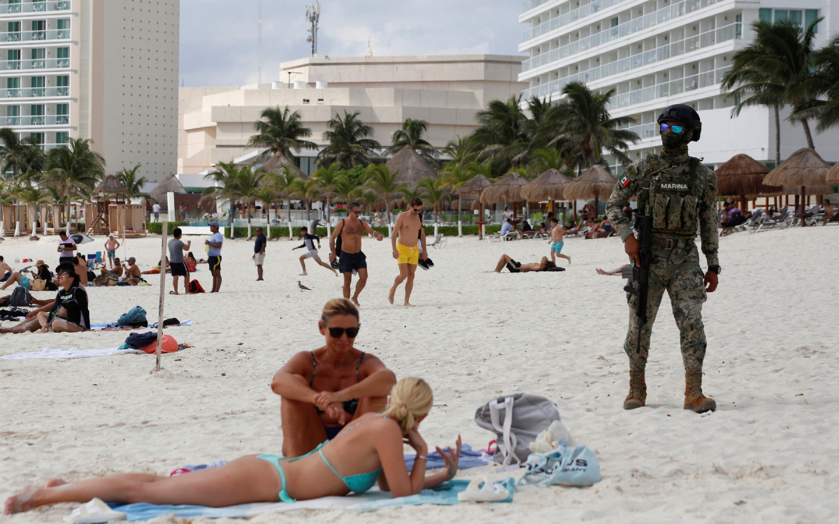 En Cancún: playa, sol, bikinis... y fuerzas federales con armas largas