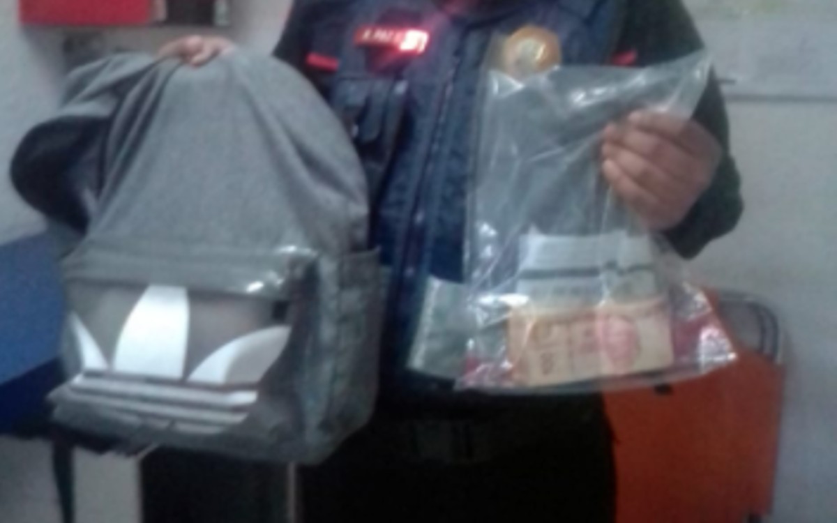 Encuentra mochila con 10 mil pesos en el Metro y la entrega a las autoridades