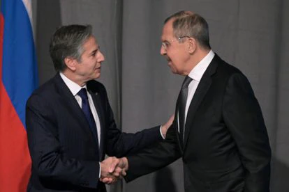 El secretario de Estado norteamericano, Antony Blinken, a la izquierda, saluda a su homólogo ruso, Serguéi Lavrov, durante su encuentro en Estocolmo.