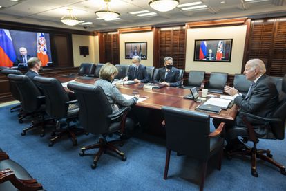 El presidente Biden atiende, junto a varios colaboradores, la videoconferencia celebrada este martes con Putin, en una foto cedida por la Casa Blanca.