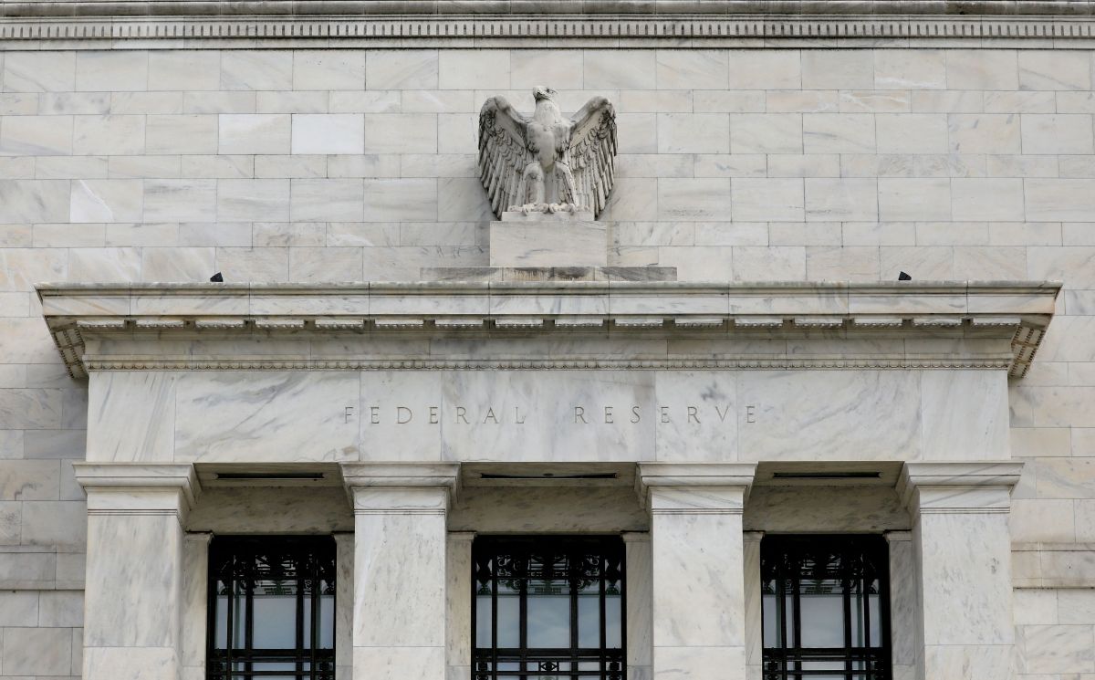 Fed ve tres alzas de tasas en 2022 en el comienzo de su lucha contra la inflación