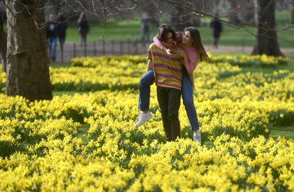 Una pareja en un parque de Londres, este 24 de febrero.