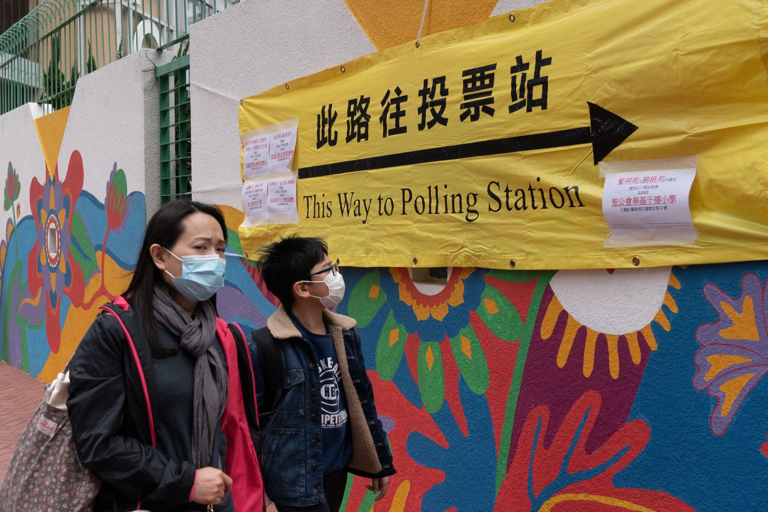Hong Kong celebra sus primeras elecciones “solo para patriotas” con una caída de participación