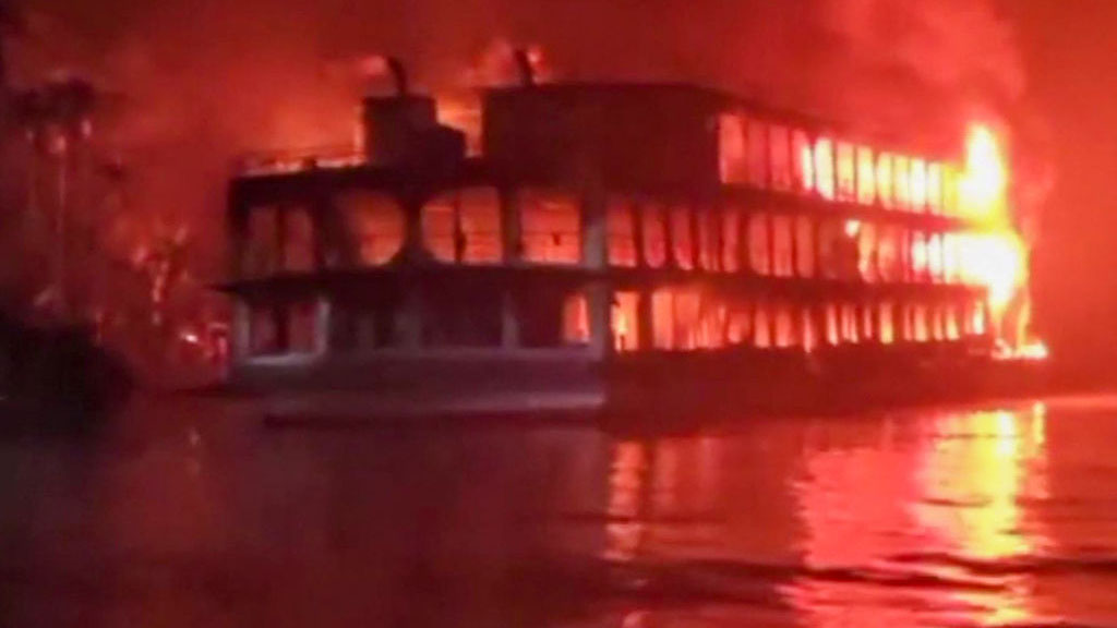 Incendio masivo de ferry en Bangladesh: al menos 39 personas pierden la vida