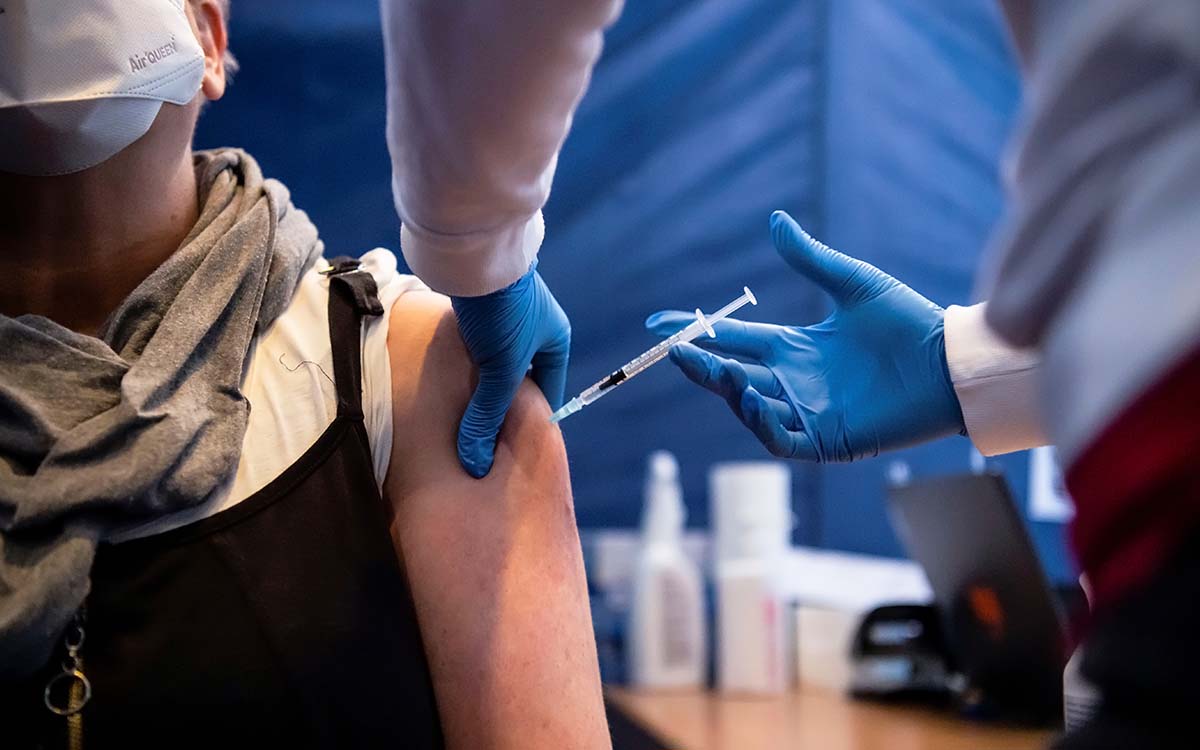 Investiga Francia falsificación de certificados de vacunación