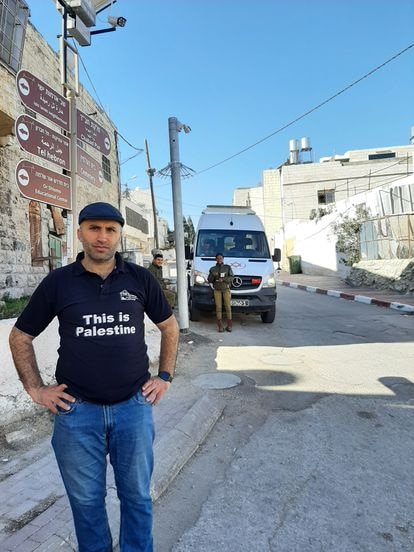 El activista palestino Issa Amro, el 26 de noviembre en un puesto de control israelí de Hebrón (Cisjordania) con cámaras de reconocimiento facial.