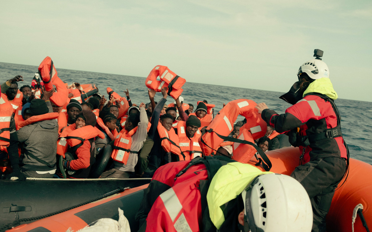 Italia da puerto seguro a 558 migrantes rescatados en el mar