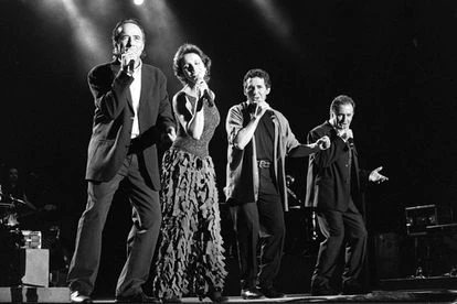 Serrat, en concierto en 1996 con Ana Belén, Miguel Ríos y Víctor Manuel, en la gira 'El gusto es mío'.