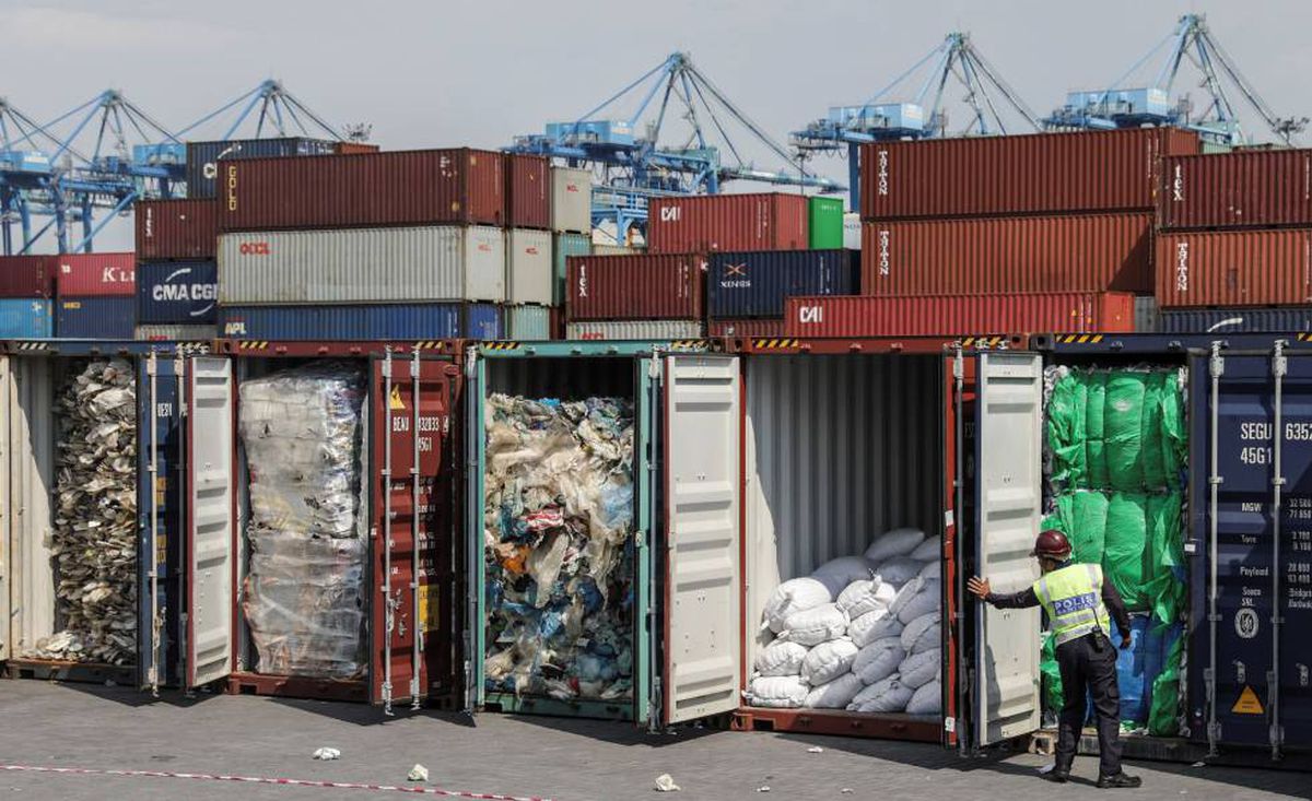 La Guardia Civil desarticula una red que exportó ilegalmente a Asia 16.000 toneladas de residuos plásticos