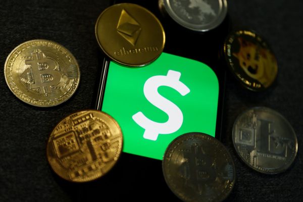 La aplicación Cash ahora permite a los usuarios ‘obsequiar’ acciones y bitcoins utilizando su saldo en USD o una tarjeta de débito