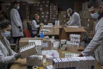 Miembros de una ONG preparan un reparto de medicamentos, el pasado día 3 en Beirut.