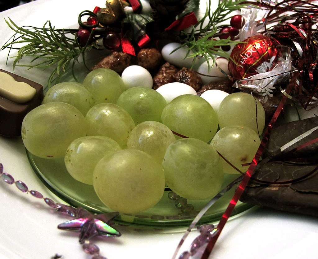 La curiosa razón por la que se comen las uvas debajo de la mesa en Nochevieja