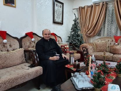 Gabriel Romanelli, párroco de la iglesia de la Sagrada Familia, el día 14 en Gaza.  / J. C. S.