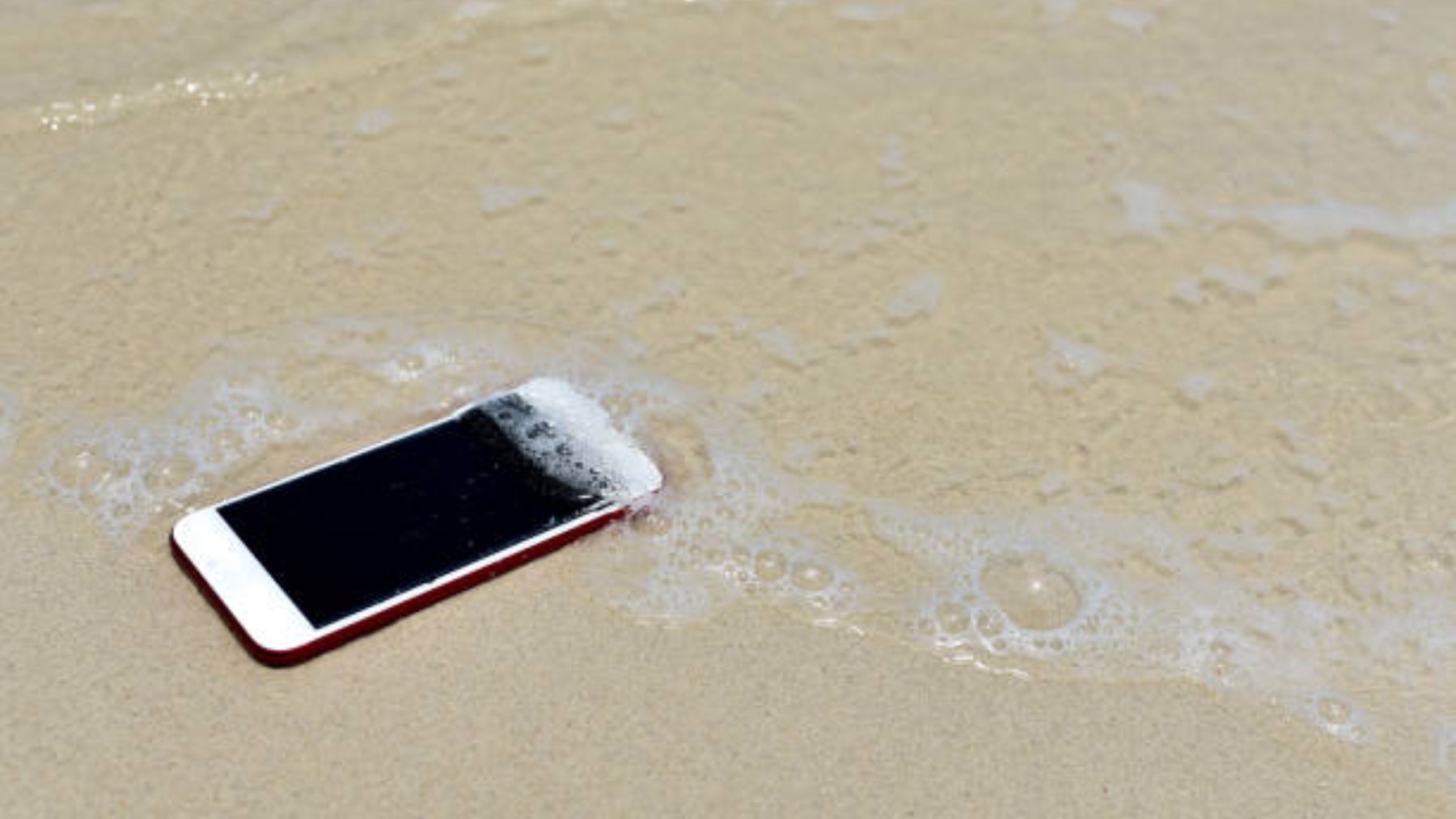 La playa y el mar pueden dañar tu smartphone: cómo protegerlo