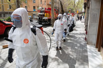 Un equipo de la Unidad Militar de Emergencias (UME) se dirige a desinfectar una residencia geriátrica en Mallorca en marzo del año pasado.