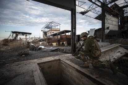 Rostislav Kasyanenko, comandante de una brigada motorizada del Ejército ucranio, en una zona de la fantasmal ciudad de Pisky, en la región de Donetsk.