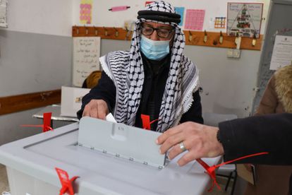 Un palestino vota en las elecciones locales, el sábado en Beit Bajan (Cisjordania).