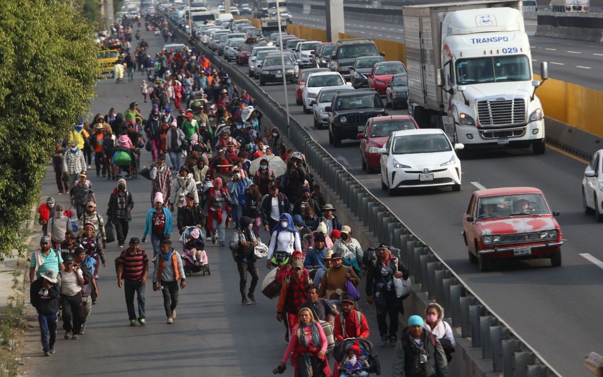 Llega caravana migrante a la Ciudad de México; choca con agentes policiales