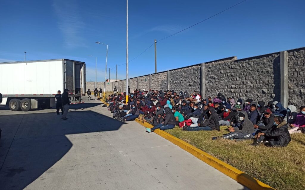 Localizan a 210 migrantes hacinados en una caja de tráiler en Puebla