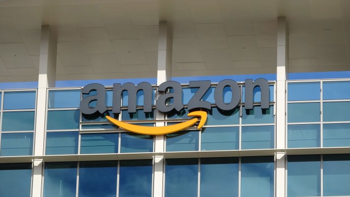 Los federales arrestan a un ex empleado de Amazon después de que la compañía lo denunciara al FBI por fraude