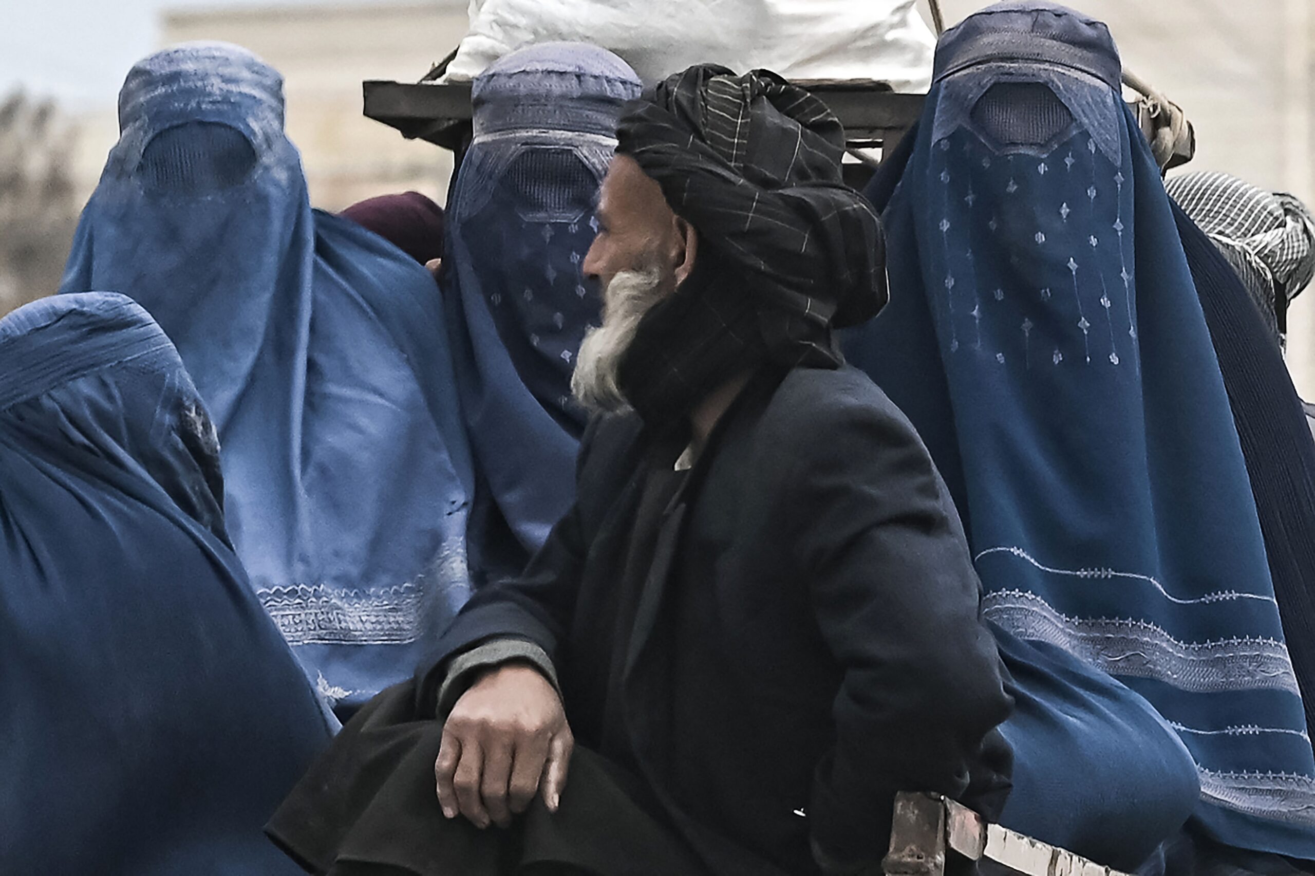 Los talibanes prohíben a las afganas los viajes largos salvo si van acompañadas de un hombre de su familia