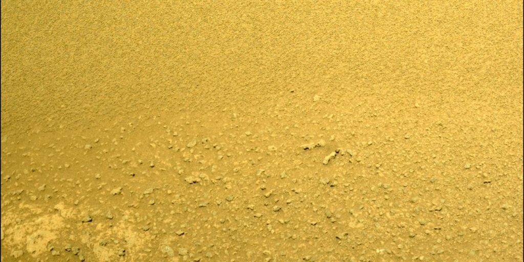Mars Rover comparte foto de una extraña superficie amarilla en el planeta