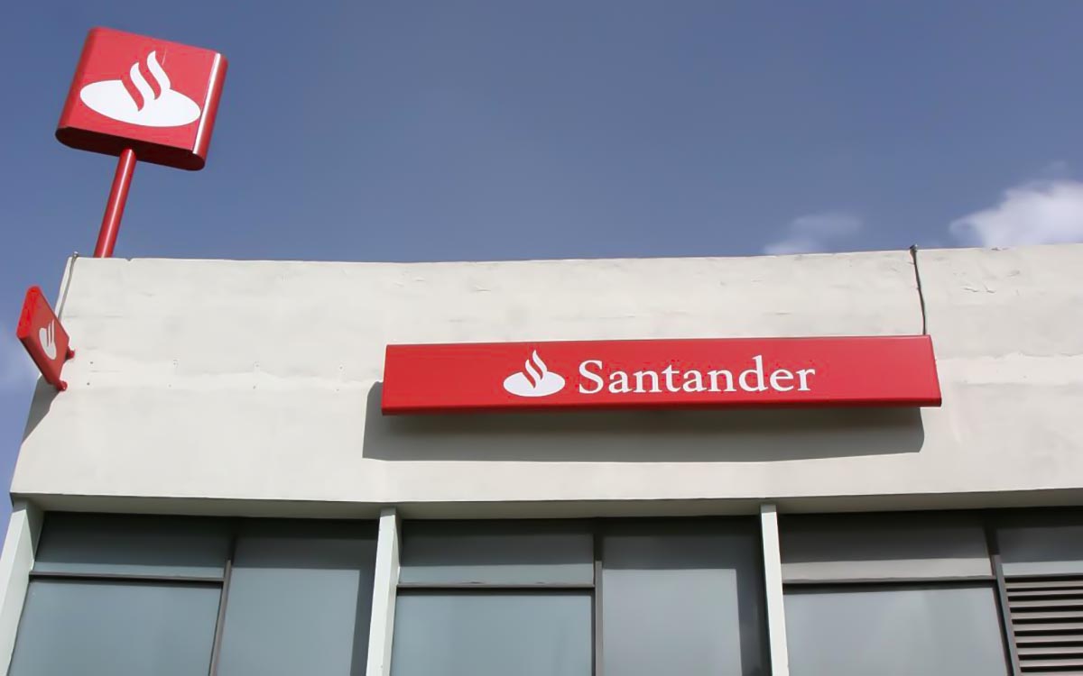 Matriz española controlará el 96.16% de Santander México tras recomprar acciones