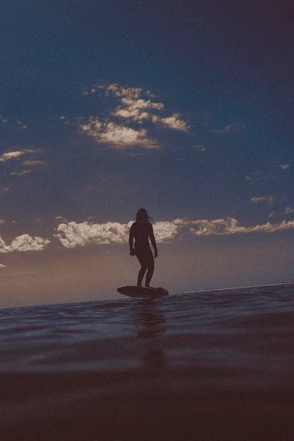La surfista brasileña Maya Gabeira, sobre su tabla en las aguas de Comporta.