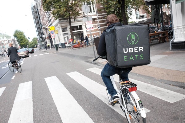 A los mensajeros de Uber Eats en Europa se les ofrecerá un seguro gratuito de accidentes y enfermedades