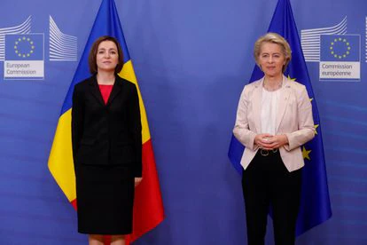 Maia Sandu y la presidenta de la Comisión Europea, Ursula von der Leyen, en una cumbre en Bruselas, el día 15 de diciembre.