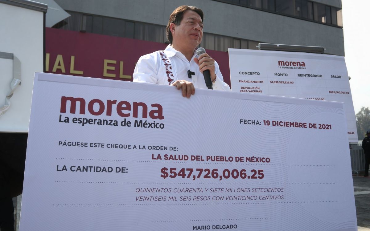 Morena entrega al INE cheque para vacunas de 547 mdp