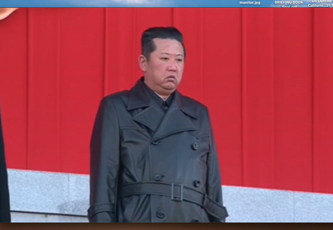 Muy cambiado físicamente, Kim Jong Un preside desfile en honor a su padre fallecido