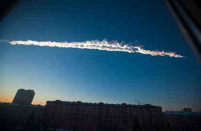 Cheliábinsk, Rusia, 15 de febrero de 2013. Cae un meteorito en los Urales. Más de 500 personas resultaron heridas por los fragmentos. El fenómeno causó numerosos daños y el pánico entre la población.