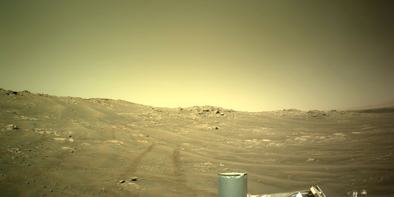 Nuevas fotos de Marte muestran perseverancia creando una carretera marciana solitaria