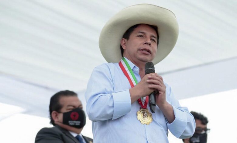 Presidente de Perú supera intento de destitución en el Congreso